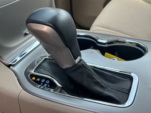 Used 2019 Jeep Grand Cherokee Laredo AWD/4WD image 17