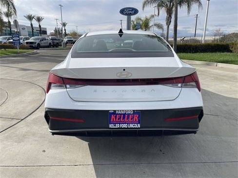 Used 2025 Hyundai Elantra SE image 7