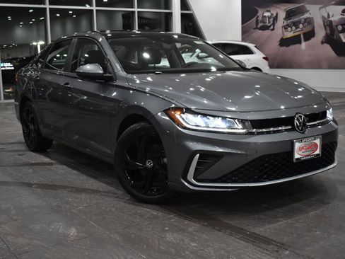 Used 2025 Volkswagen Jetta SE w/ Sunroof Package image 35