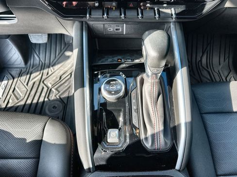 Used 2024 Chevrolet Colorado Z71 w/ Z71 Convenience Package 2 image 16