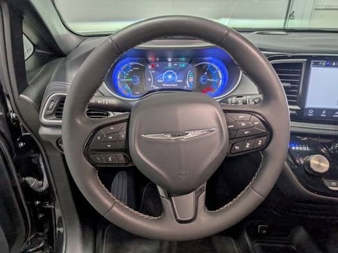Used 2023 Chrysler Pacifica Touring-L w/ Uconnect Theater Family Group FWD image 17