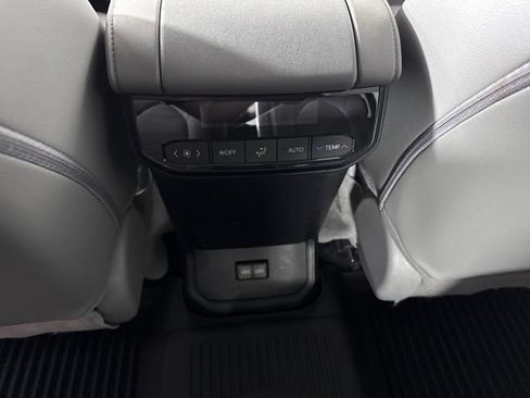 Used 2022 Toyota Highlander XLE AWD/4WD image 20