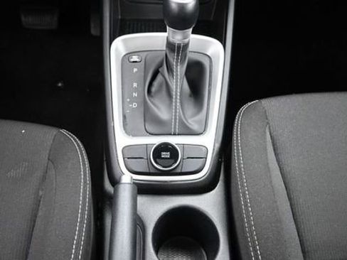 Used 2025 Hyundai Venue SEL FWD image 14