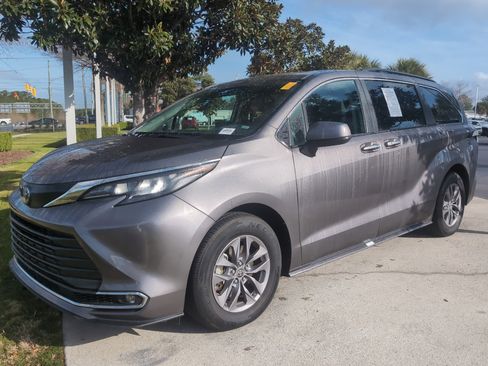 Used 2024 Toyota Sienna XLE image 5