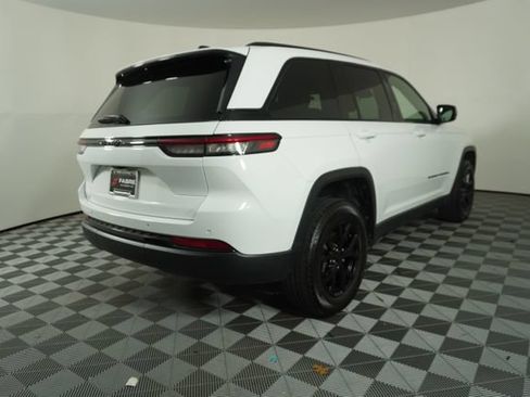 Used 2025 Jeep Grand Cherokee Altitude RWD image 7