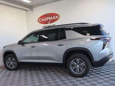Used 2025 Chevrolet Traverse LT w/ Driver Confidence Package AWD/4WD image 3