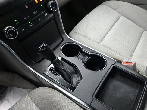 Used 2016 Toyota Camry LE image 9
