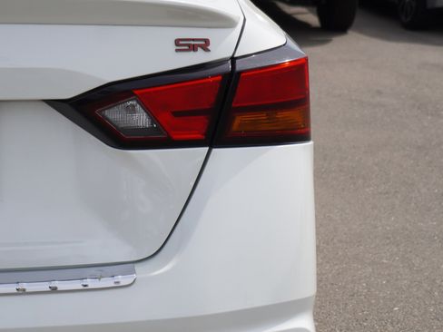 Used 2023 Nissan Altima 2.5 SR w/ SR Premium Package FWD image 10