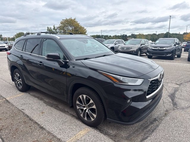Used 2021 Toyota Highlander XLE AWD/4WD image 2
