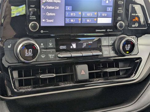 Used 2022 Toyota Highlander XLE AWD/4WD image 23