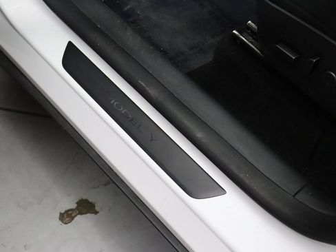 Used 2023 Tesla Model Y Long Range image 33