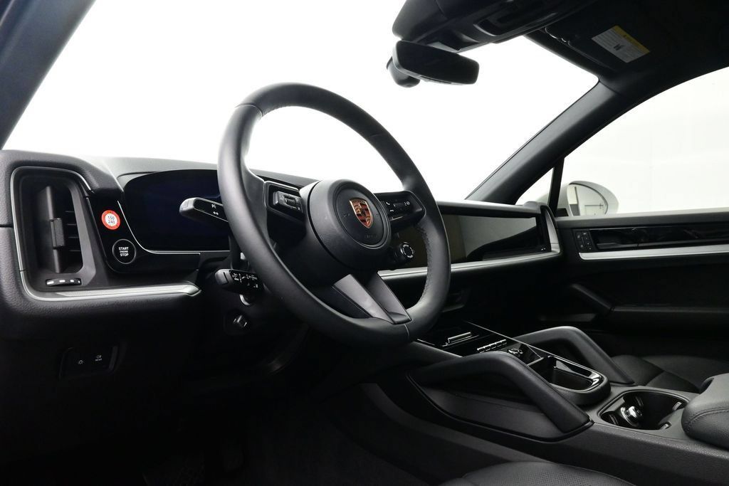 Certified 2025 Porsche Cayenne AWD/4WD image 4