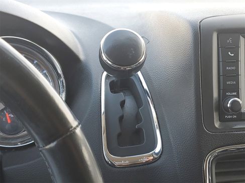 Used 2016 Chrysler Town & Country Touring image 25