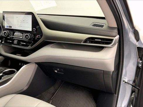 Used 2023 Toyota Highlander XLE AWD/4WD image 16