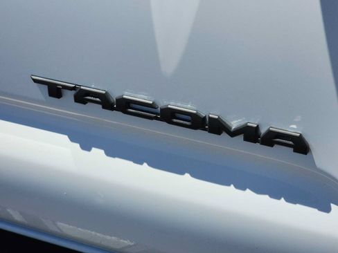 Used 2021 Toyota Tacoma TRD Off-Road w/ Technology Package AWD/4WD image 11