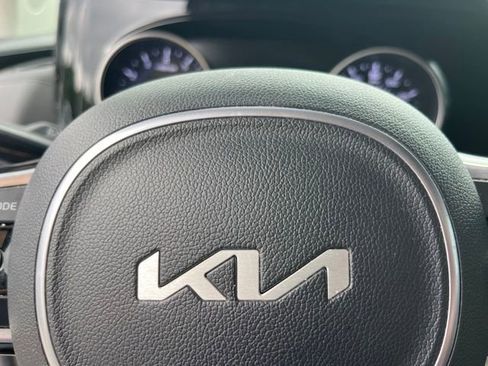 Used 2024 Kia Carnival EX FWD image 27