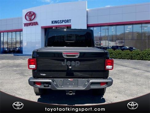 Used 2025 Jeep Gladiator Sport image 4