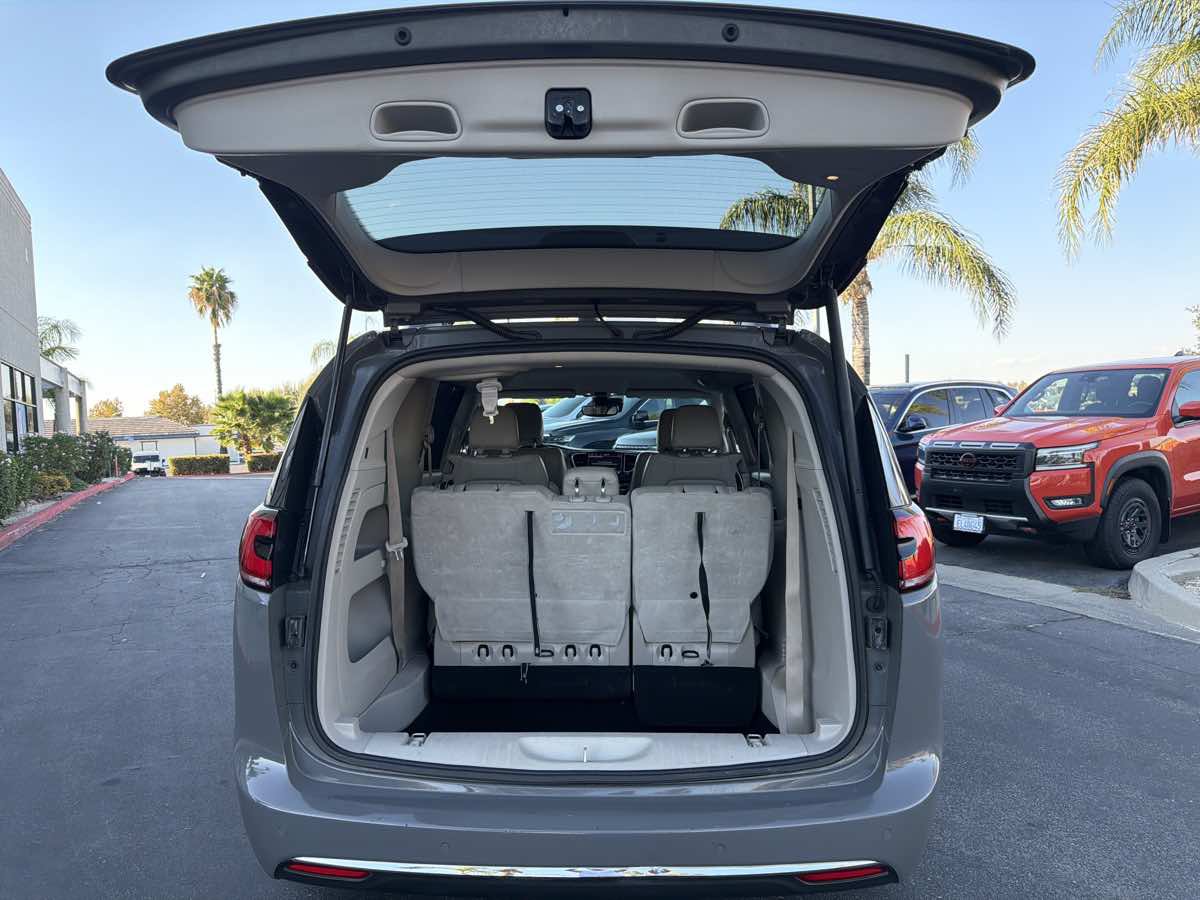 Used 2021 Chrysler Pacifica Touring-L FWD image 50