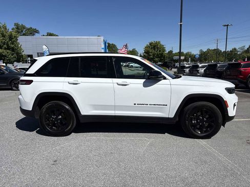 Used 2025 Jeep Grand Cherokee Altitude AWD/4WD image 5
