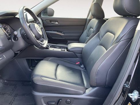 Used 2025 Nissan Pathfinder SL AWD/4WD image 9