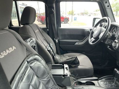 Used 2017 Jeep Wrangler Unlimited Sahara w/ Connectivity Group AWD/4WD image 10
