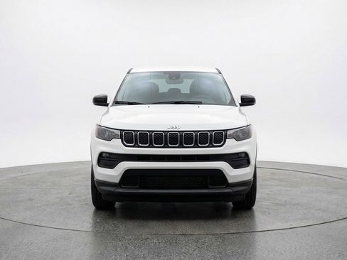 Used 2025 Jeep Compass Latitude AWD/4WD image 2