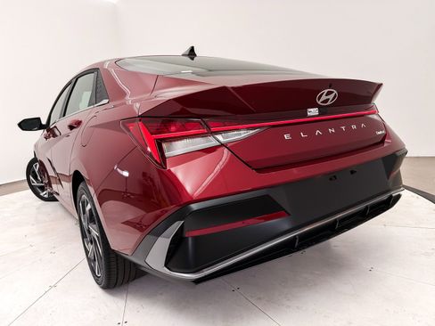 Used 2025 Hyundai Elantra Limited FWD image 11