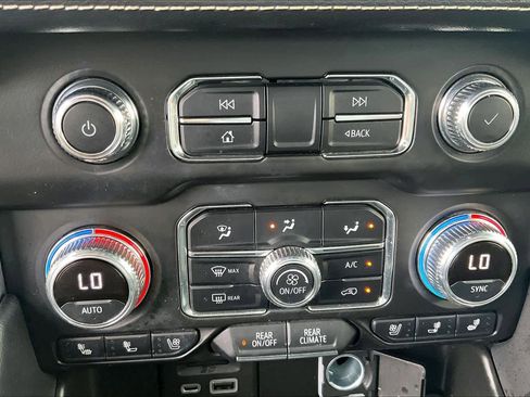 Used 2021 GMC Yukon XL SLT w/ SLT Premium Package image 30