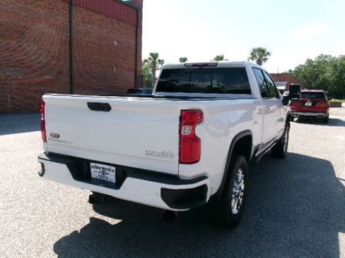 Used 2024 Chevrolet Silverado 2500 High Country w/ High Country Premium Package AWD/4WD image 3