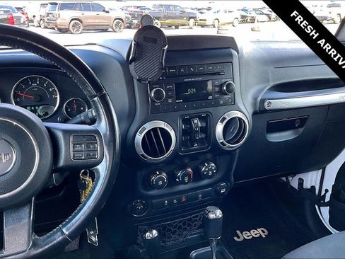 Used 2018 Jeep Wrangler Unlimited Sahara w/ Connectivity Group AWD/4WD image 7
