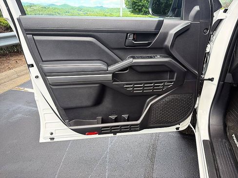 Certified 2025 Toyota Tacoma SR5 AWD/4WD image 9