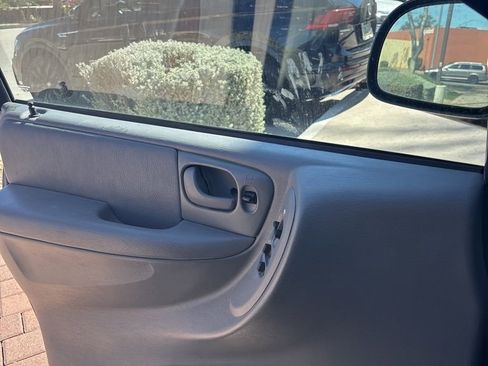 Used 2006 Chrysler Town & Country Touring image 9