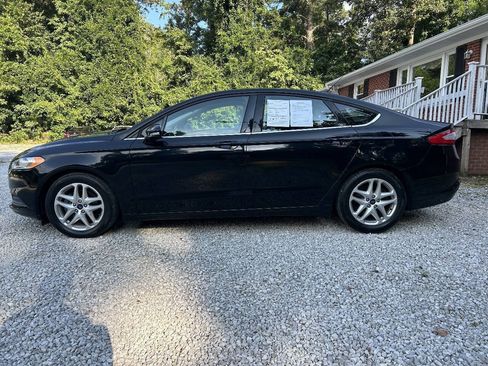 Used 2016 Ford Fusion SE FWD image 2