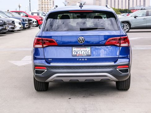 Used 2022 Volkswagen Taos SE w/ Driver Assistance Package FWD image 5