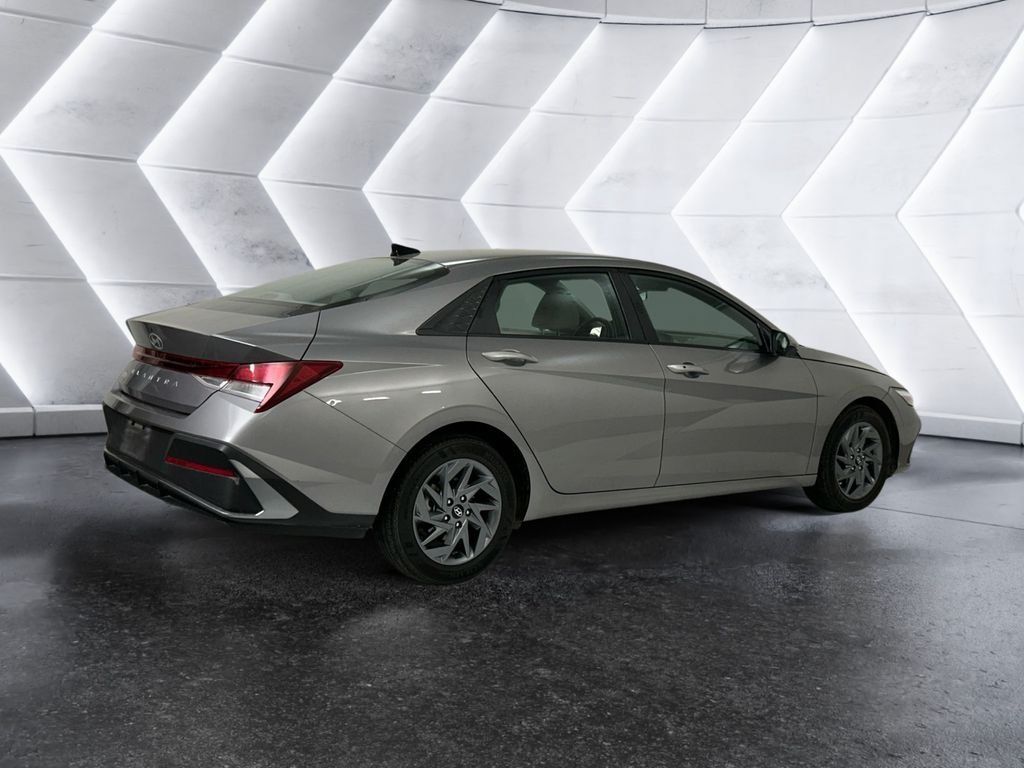 Used 2024 Hyundai Elantra SEL FWD image 4