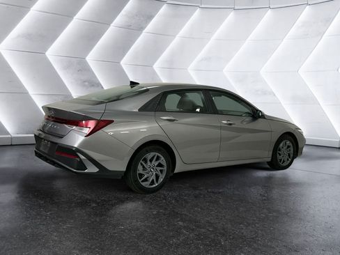 Used 2024 Hyundai Elantra SEL FWD image 4