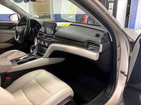 Used 2018 Honda Accord Touring image 14
