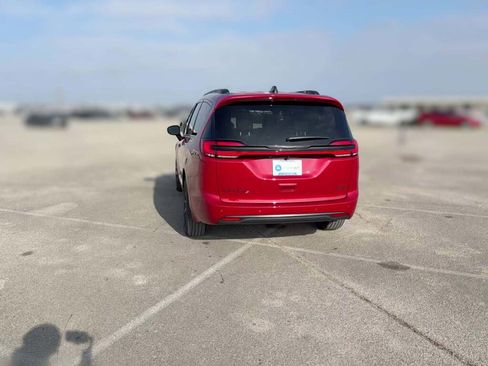 New 2026 Chrysler Pacifica Select w/ S Appearance Package image 9