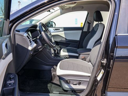 New 2026 Volkswagen Taos SE FWD image 11