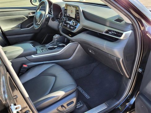 Used 2023 Toyota Highlander XLE image 9