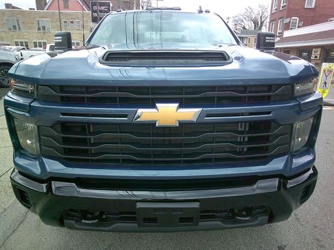 Used 2024 Chevrolet Silverado 2500 Custom w/ Custom Value Package image 2