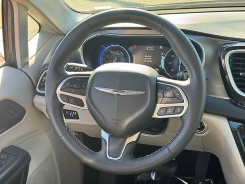 Used 2023 Chrysler Pacifica Touring-L FWD image 15