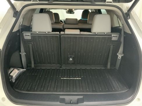 Used 2023 Toyota Highlander XLE AWD/4WD image 6