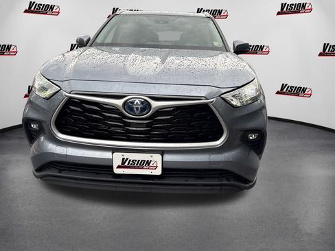 Used 2022 Toyota Highlander XLE AWD/4WD image 2