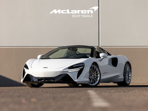 Used 2025 McLaren Artura Spider image 2