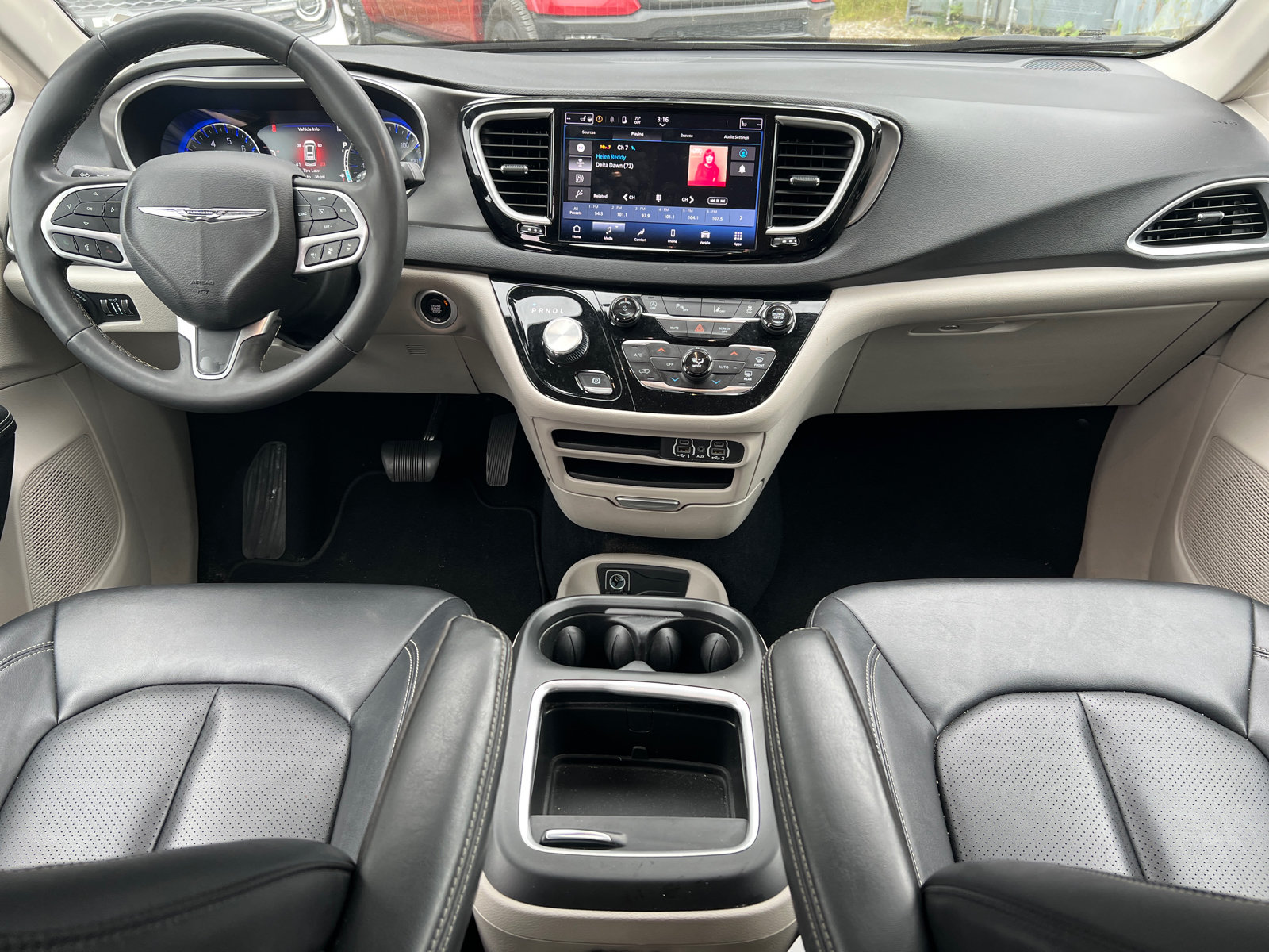 Used 2024 Chrysler Pacifica Touring-L FWD image 25
