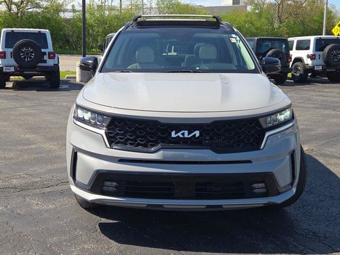 Used 2022 Kia Sorento EX w/ Panoramic Sunroof Package FWD image 4