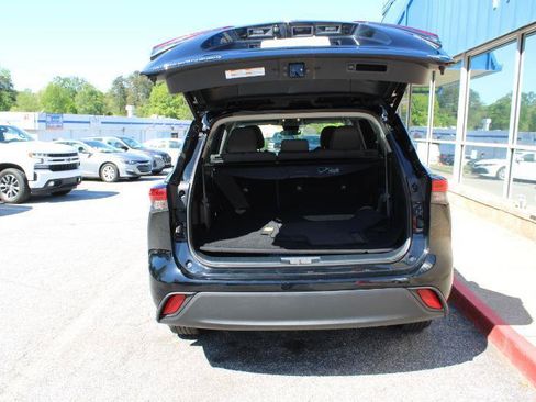 Used 2022 Toyota Highlander LE AWD/4WD image 18