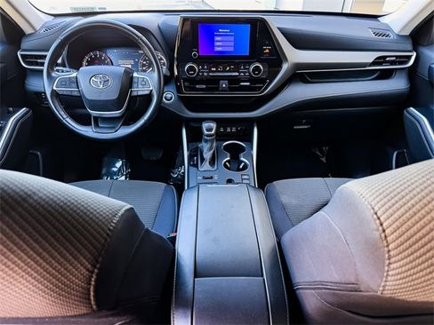 Used 2024 Toyota Highlander LE image 28