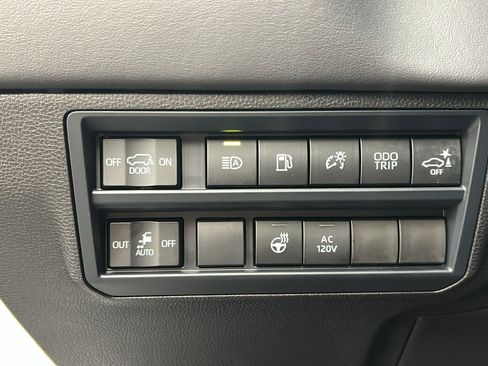 Used 2025 Toyota Sequoia Platinum image 32